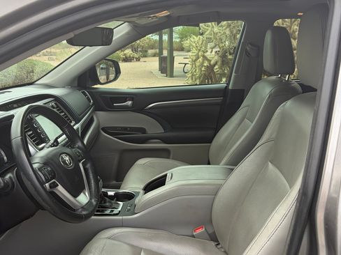 Used 2017 Toyota Highlander Limited w/ Carpet Mat Package FWD image 5