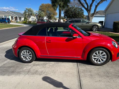 Used 2018 Volkswagen Beetle 2.0T SE image 1