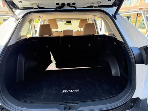 Used 2021 Toyota RAV4 XLE w/ Convenience Package FWD image 14