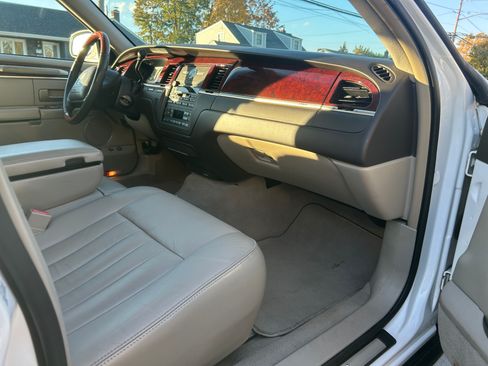 Used 2003 Lincoln Town Car Signature image 12
