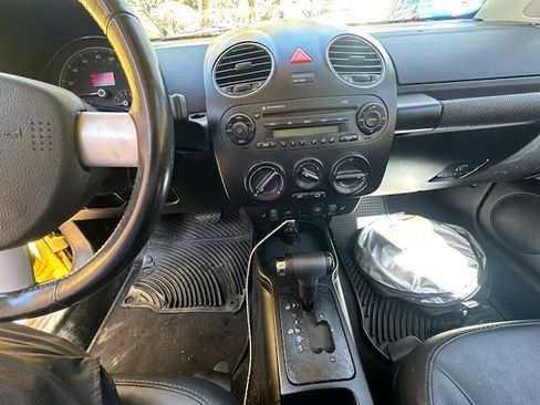 Used 2009 Volkswagen Beetle S image 4