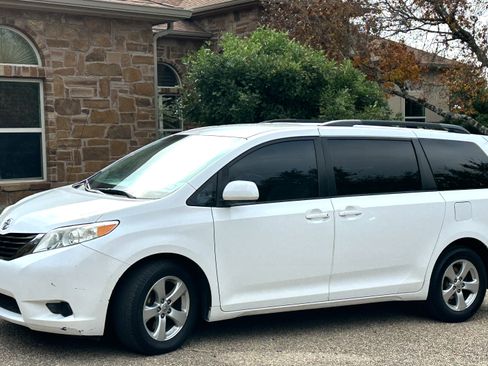 Used 2014 Toyota Sienna LE image 1