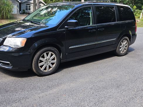 Used 2016 Chrysler Town & Country Touring image 2