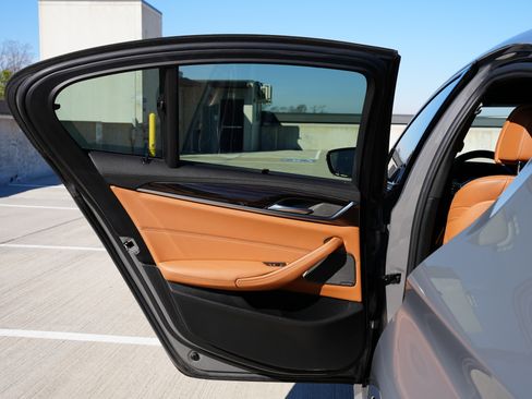 Used 2021 BMW M550i xDrive w/ Executive Package image 29