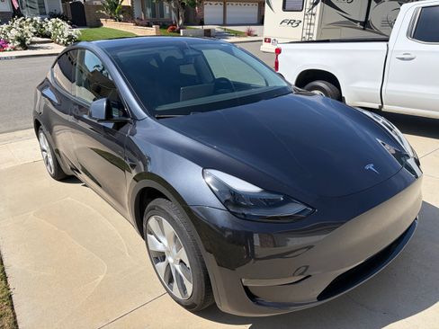 Used 2024 Tesla Model Y 2WD image 1