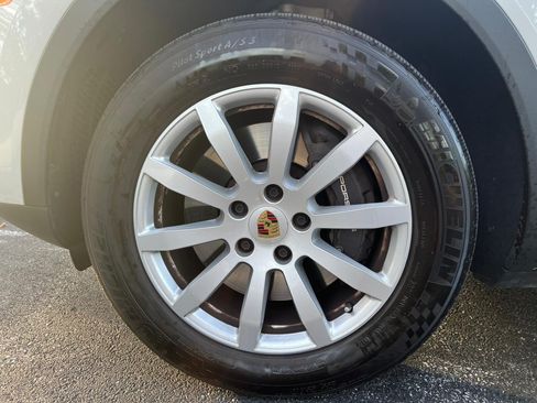 Used 2023 Porsche Cayenne Platinum Edition image 9