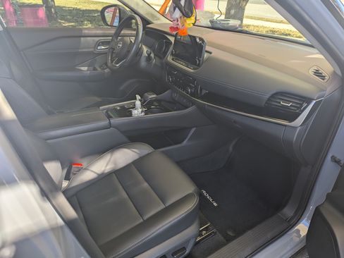 Used 2023 Nissan Rogue SL w/ SL Premium Package image 9