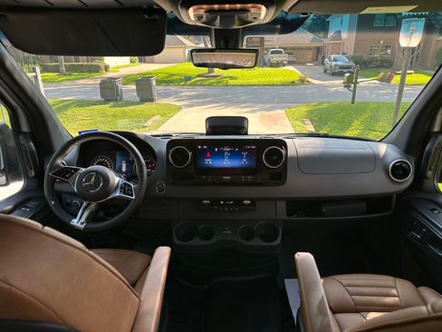 Used 2025 Mercedes-Benz Sprinter 2500 image 4