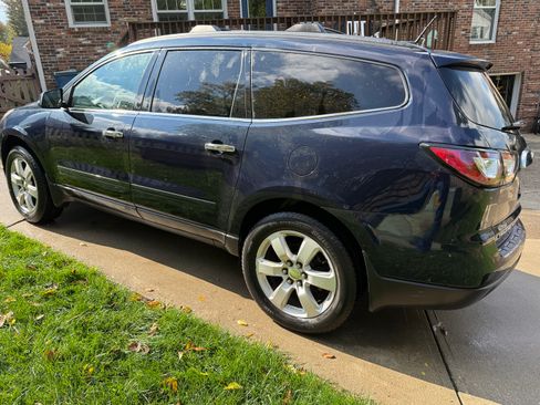 Used 2017 Chevrolet Traverse LT w/ Style and Technology Package image 2
