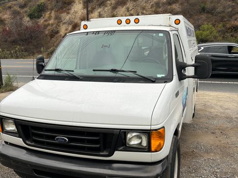 Used 2004 Ford E-350 and Econoline 350 Super Duty image 6