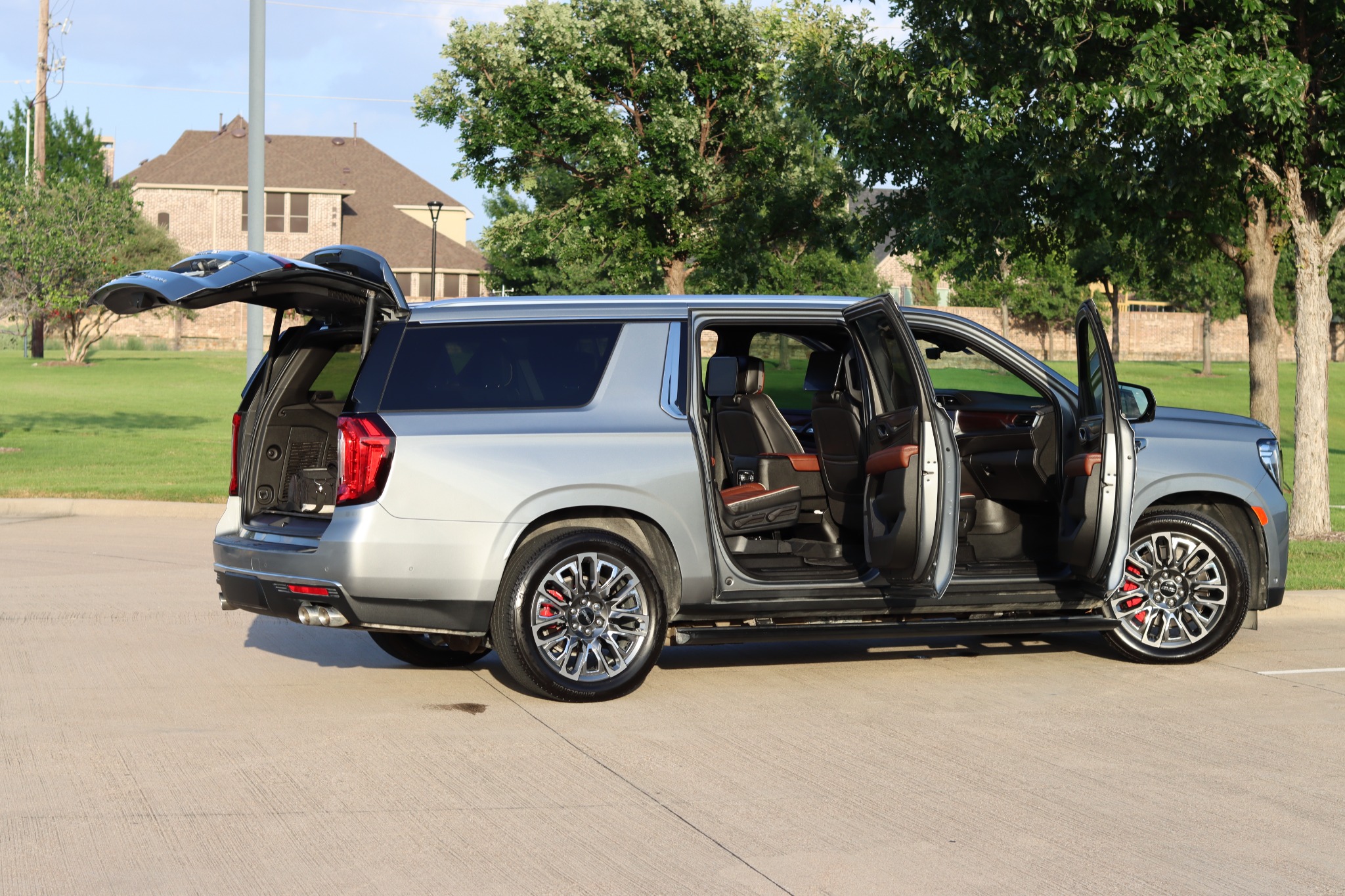 Used 2023 GMC Yukon XL Denali Ultimate w/ LPO, Floor Liner Package AWD/4WD image 8