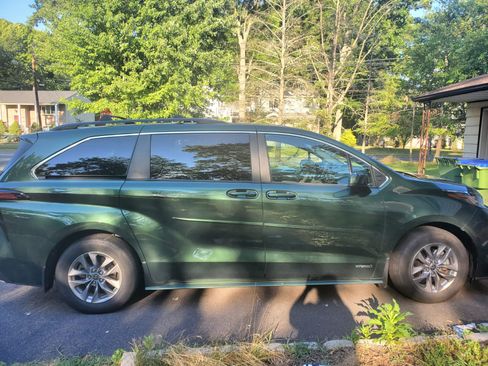 Used 2021 Toyota Sienna LE image 4