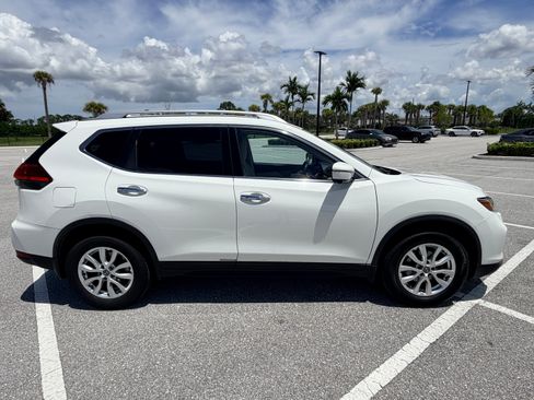 Used 2017 Nissan Rogue SV w/ SV Premium Package FWD image 1