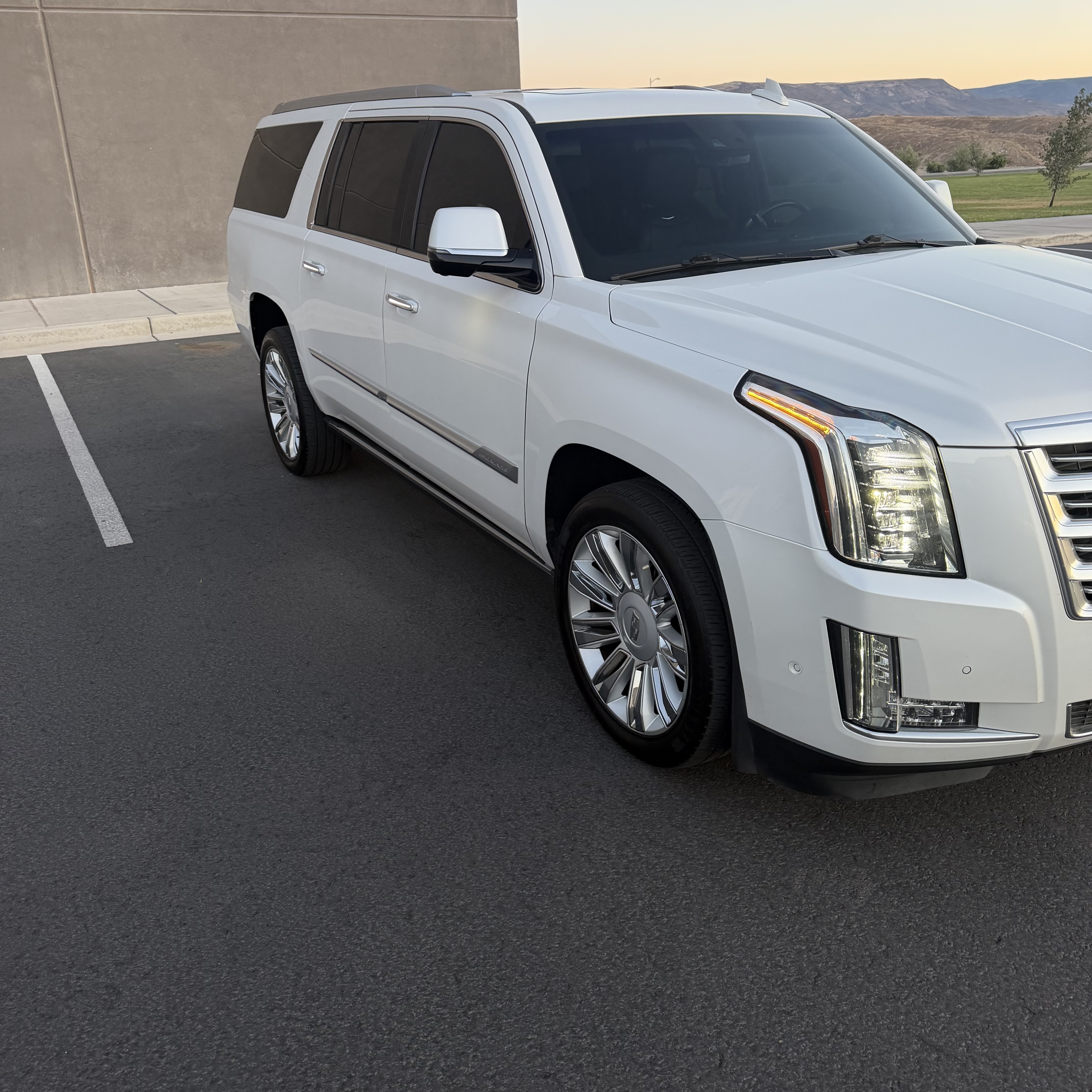 Used 2018 Cadillac Escalade ESV Platinum AWD/4WD image 8