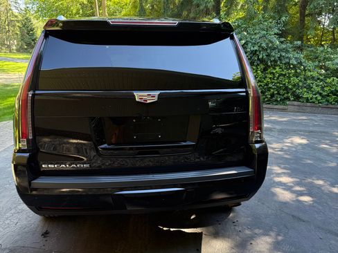 Used 2019 Cadillac Escalade Luxury w/ Escalade Sport Edition AWD/4WD image 5