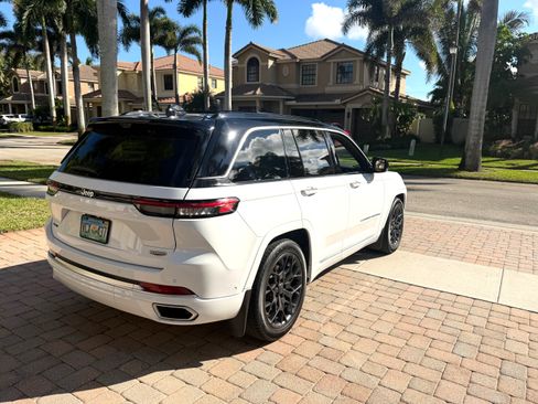 Used 2024 Jeep Grand Cherokee Summit image 9