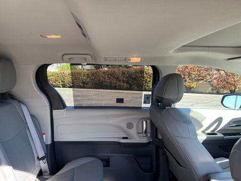 Used 2023 Toyota Sienna Limited image 32