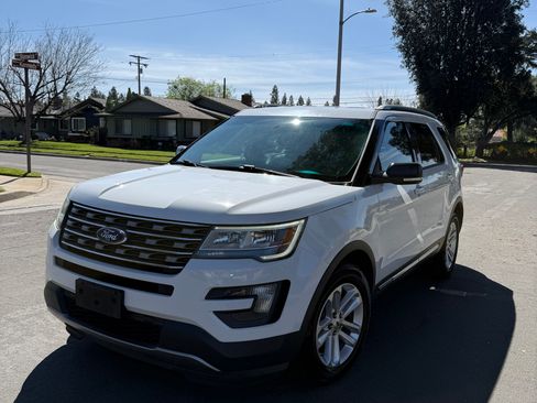 Used 2016 Ford Explorer XLT image 6