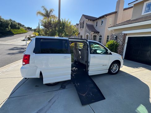 Used 2016 Dodge Grand Caravan SXT FWD image 1