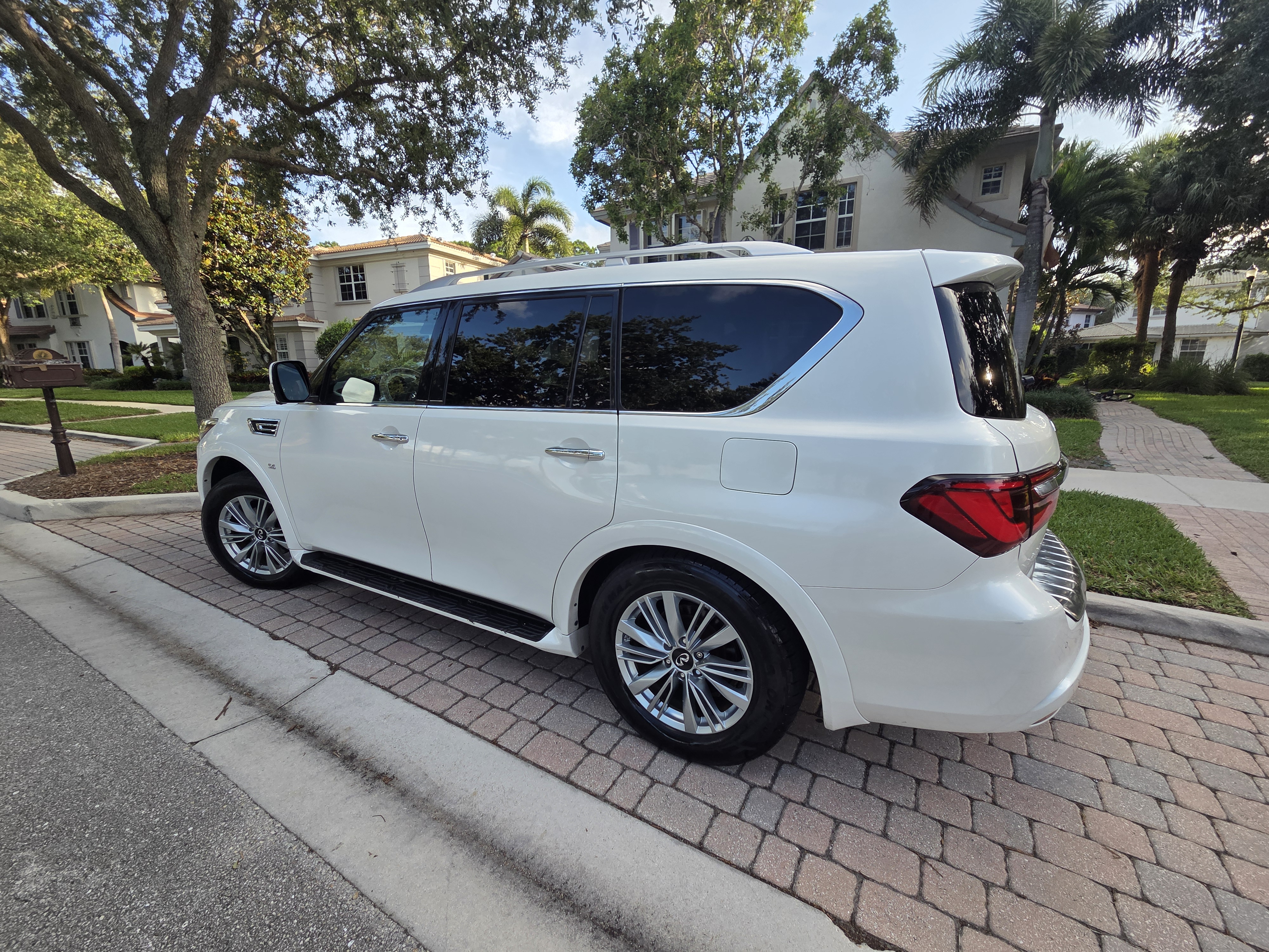Used 2019 INFINITI QX80 Luxe w/ All-Season Package RWD image 5