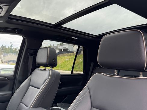 Used 2024 GMC Yukon SLT w/ SLT Premium Package image 9