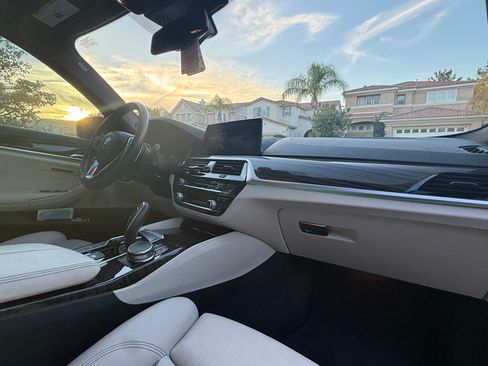 Used 2019 BMW 530e w/ Luxury Package RWD image 9