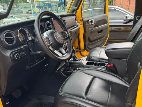 Used 2019 Jeep Wrangler Unlimited Sahara w/ Quick Order Package 24M Moab AWD/4WD image 6