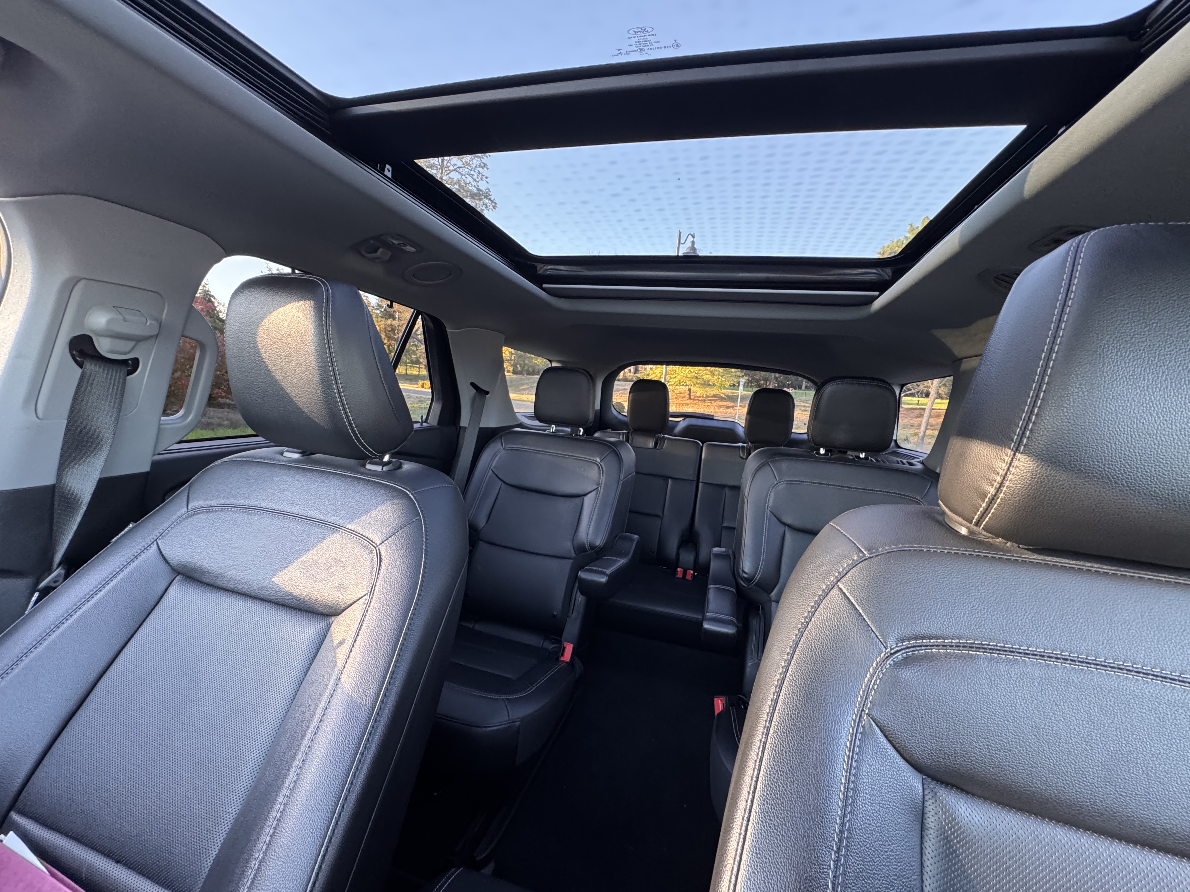 Used 2022 Ford Explorer Limited w/ Equipment Group 301A AWD/4WD image 16