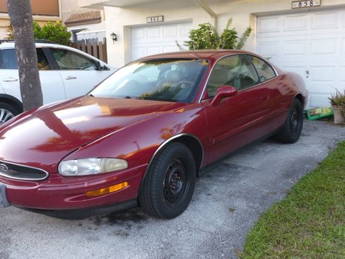 Used 1999 Buick Riviera Supercharged Coupe image 2