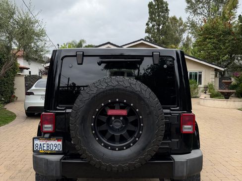 Used 2017 Jeep Wrangler Unlimited Sahara w/ Connectivity Group AWD/4WD image 5