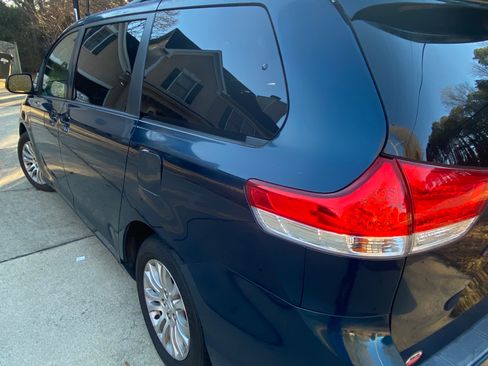 Used 2011 Toyota Sienna XLE image 11