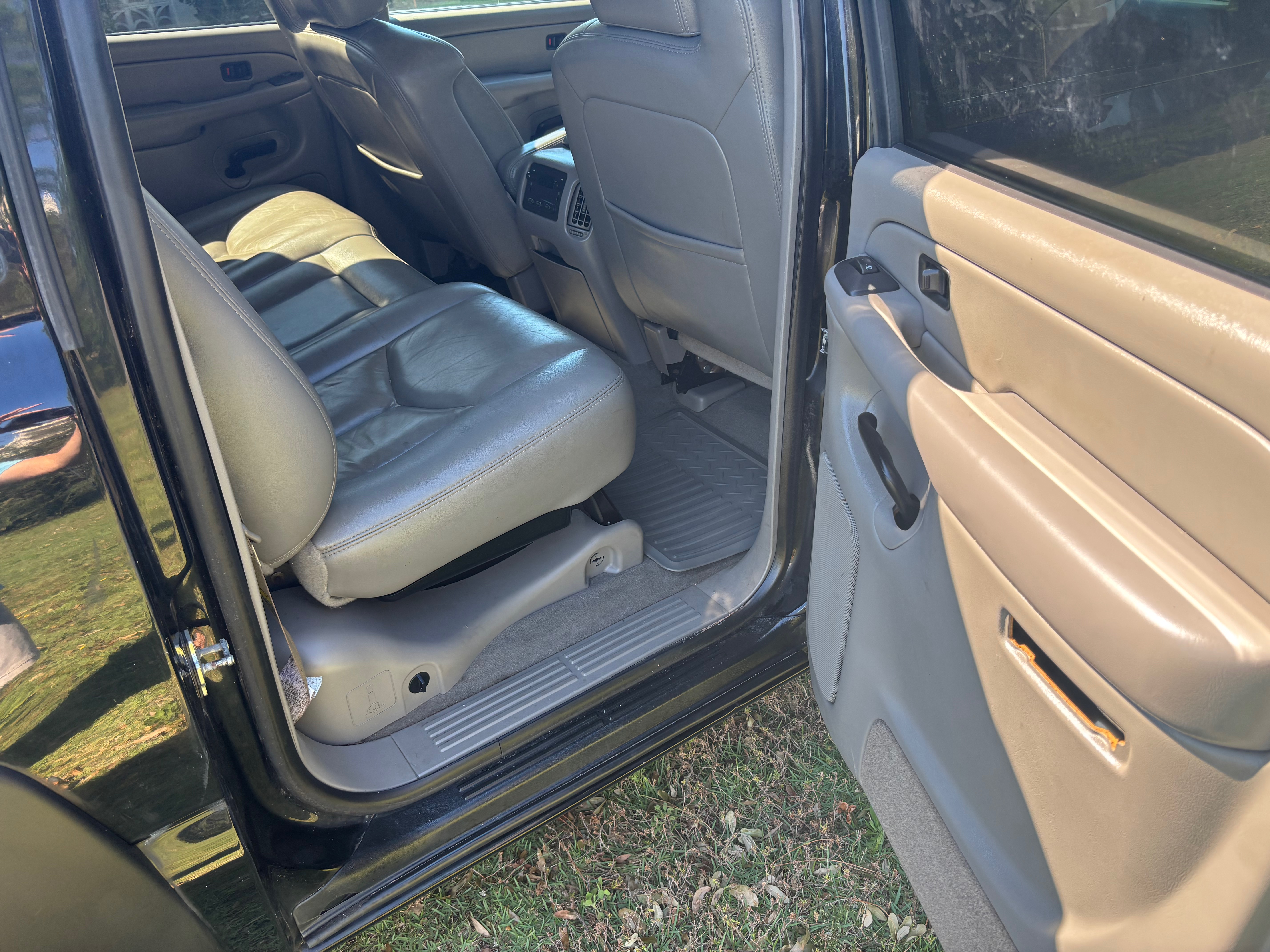 Used 2005 Chevrolet Avalanche Z71 w/ Sun And Sound Package AWD/4WD image 10