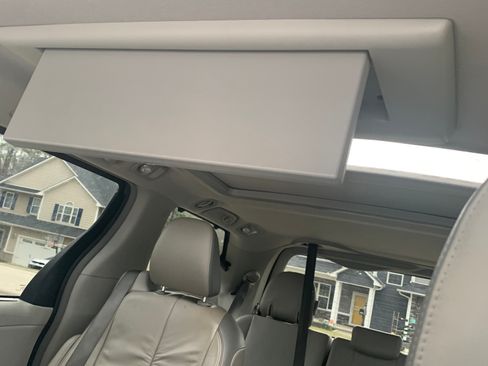 Used 2012 Toyota Sienna Limited w/ Entertainment Pkg image 9