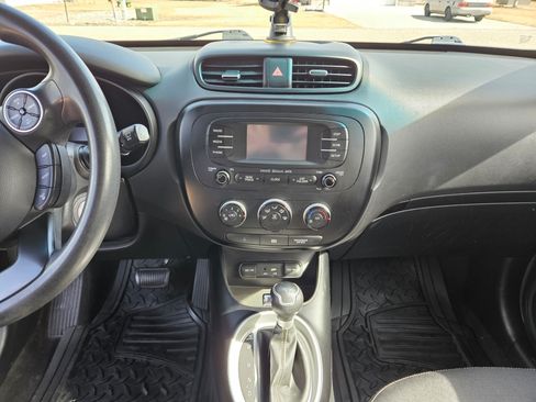 Used 2016 Kia Soul + image 8