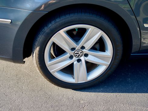 Used 2013 Volkswagen CC Sport image 9