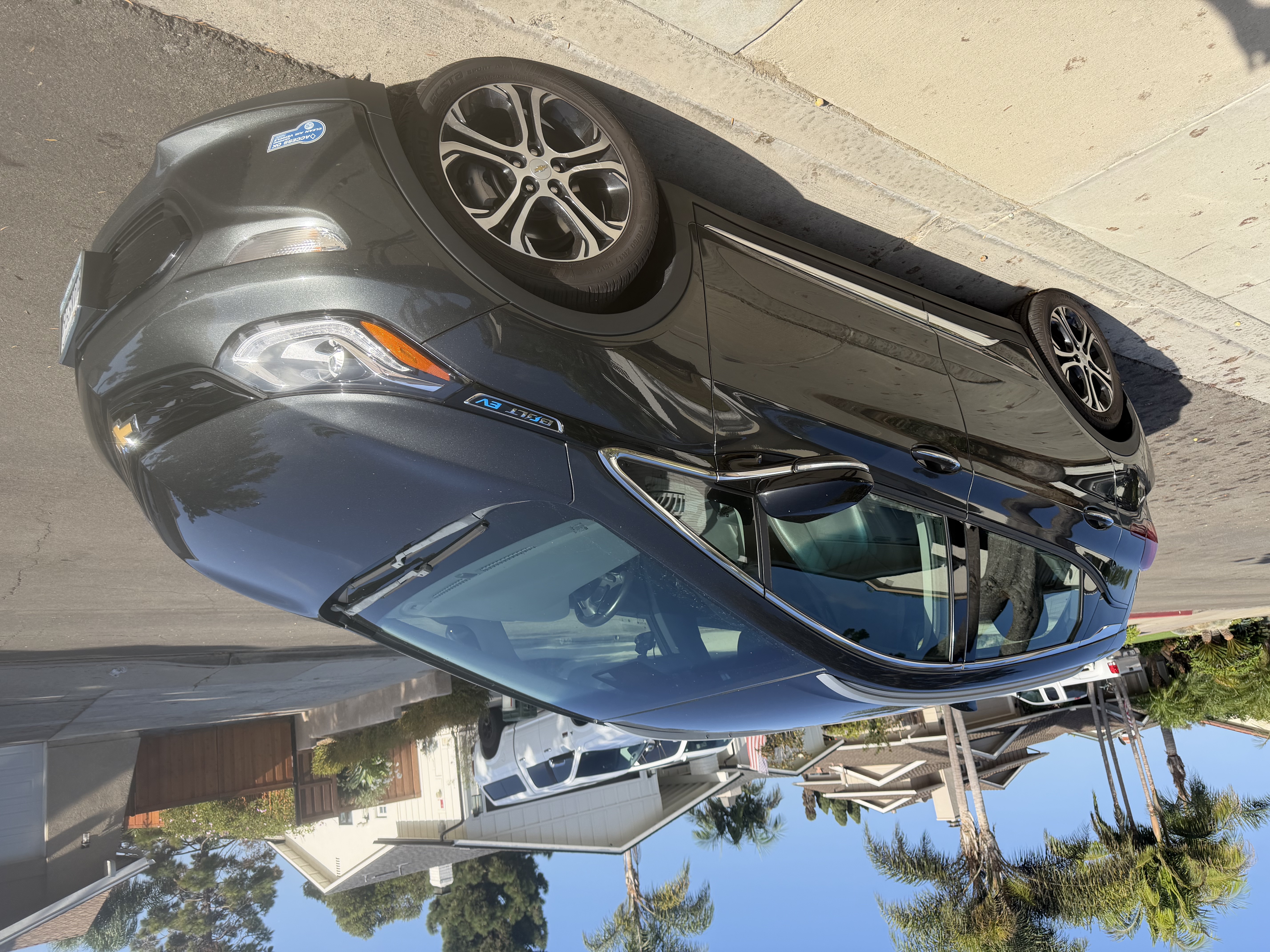 Used 2020 Chevrolet Bolt Premier w/ Infotainment Package FWD image 1