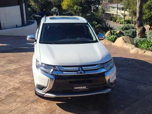 Used 2016 Mitsubishi Outlander GT image 2