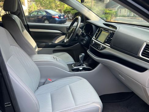 Used 2017 Toyota Highlander Plus image 14