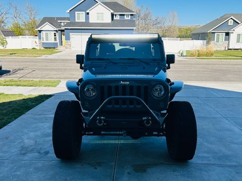 Used 2015 Jeep Wrangler Unlimited Rubicon w/ Connectivity Group AWD/4WD image 11