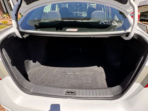 Used 2014 Nissan Sentra SR w/ Premium Package FWD image 11