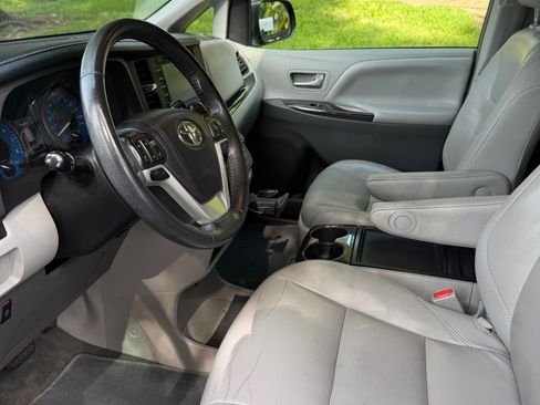 Used 2018 Toyota Sienna XLE image 8