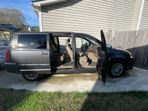 Used 2015 Chrysler Town & Country Touring-L w/ Driver Convenience Group FWD image 4