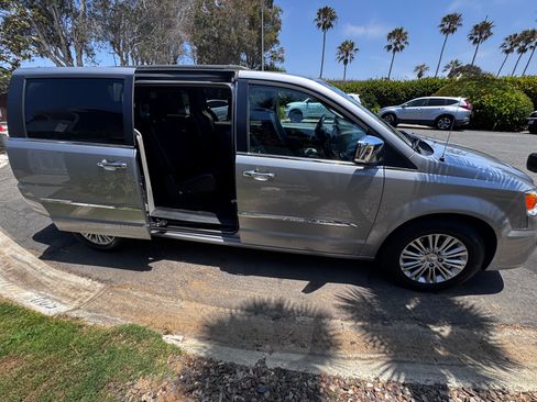 Used 2015 Chrysler Town & Country Touring-L w/ Driver Convenience Group FWD image 11