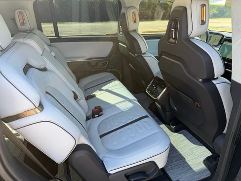 Used 2023 Rivian R1S Launch Edition image 12