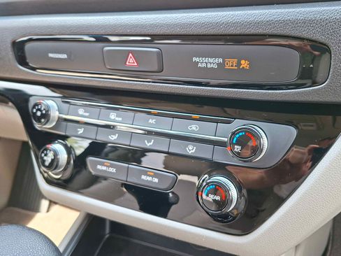 Used 2019 Kia Sedona LX image 15