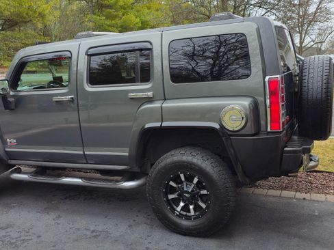 Used 2010 HUMMER H3 Luxury w/ Appearance Package image 11