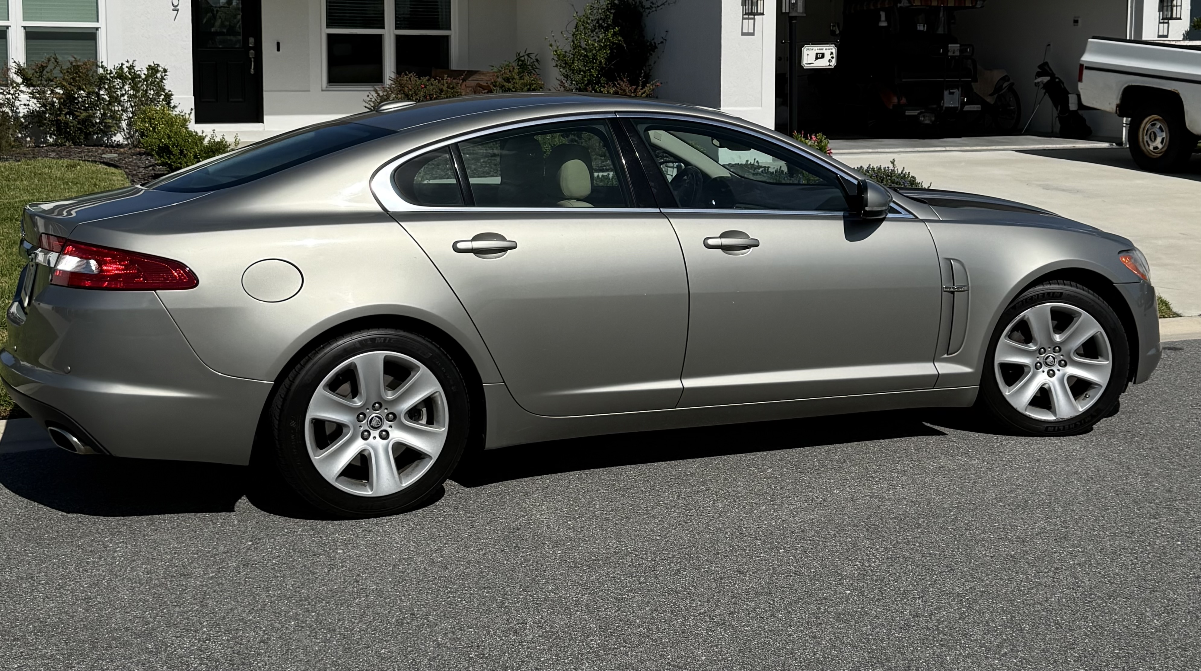 Used 2010 Jaguar XF Luxury RWD image 8