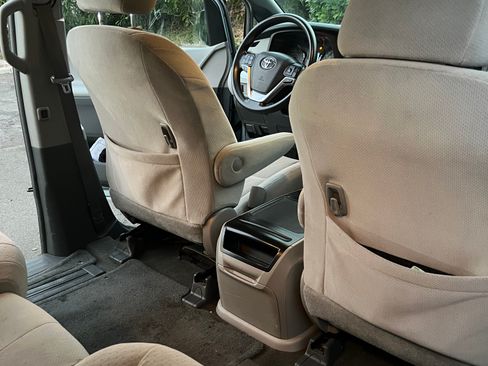 Used 2015 Toyota Sienna LE FWD image 6
