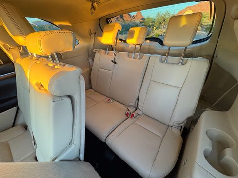 Used 2017 Toyota Highlander Limited Platinum image 12