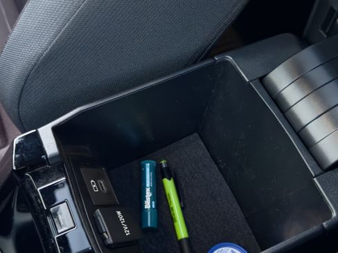 Used 2023 Toyota Corolla SE w/ SE Package image 12